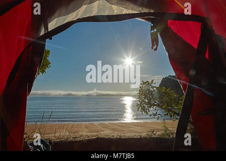 Camping au Te Pukatea Bay, parc national Abel Tasman, région de Nelson, île du Sud, Nouvelle-Zélande Banque D'Images