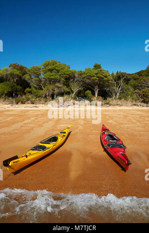 Kayaks et camping, Te Pukatea Bay, parc national Abel Tasman, région de Nelson, île du Sud, Nouvelle-Zélande Banque D'Images