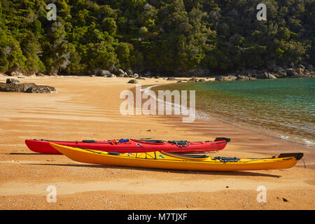 Kayaks, Te Pukatea Bay, parc national Abel Tasman, région de Nelson, île du Sud, Nouvelle-Zélande Banque D'Images