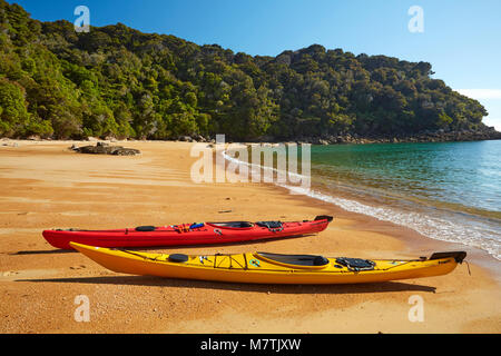 Kayaks, Te Pukatea Bay, parc national Abel Tasman, région de Nelson, île du Sud, Nouvelle-Zélande Banque D'Images