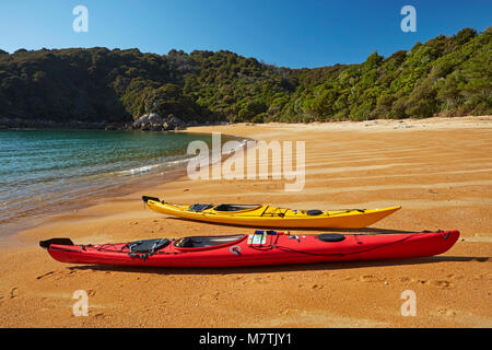 Kayaks, Te Pukatea Bay, parc national Abel Tasman, région de Nelson, île du Sud, Nouvelle-Zélande Banque D'Images