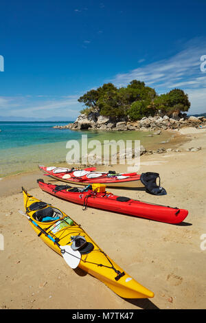 Kayaks, Île de pêcheurs, Abel Tasman National Park, région de Nelson, île du Sud, Nouvelle-Zélande Banque D'Images