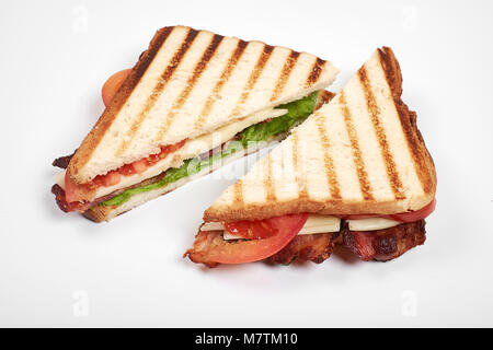 Sandwich frais close up avec légumes et viande isolé sur fond blanc Banque D'Images