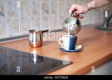 Café Cuisine traditionnelle en Turquie en cuivre sur une cuisinière - cuisine intérieur Banque D'Images