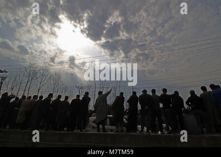 Le cachemire. 12 mars, 2018. Les gens regardent la procession funéraire d'un militant local Eesa Fazili Soura en matière de Srinagar, la capitale d'été du Cachemire sous contrôle indien le 12 mars 2018.Des milliers de personnes ont participé à la prière funéraire de militant tué Fazili à Ahmadnagar, dans la banlieue de Srinagar. Fazili a été tué dans une fusillade avec ses deux associés dans Hakura village de South d'Anantnag du Cachemire. La police a déclaré . Credit : ZUMA Press, Inc./Alamy Live News Banque D'Images