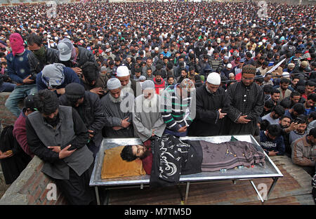 Le cachemire. 12 mars, 2018. Funérailles d'un militant local Eesa Fazili est offert dans la région de Srinagar Soura la capitale d'été du Cachemire sous contrôle indien le 12 mars 2018.Des milliers de personnes ont participé à la prière funéraire de militant tué Fazili à Ahmadnagar, dans la banlieue de Srinagar. Fazili un étudiant en ingénierie a été tué dans une fusillade avec ses deux associés dans Hakura village de South d'Anantnag du Cachemire. La police a déclaré . Credit : ZUMA Press, Inc./Alamy Live News Banque D'Images