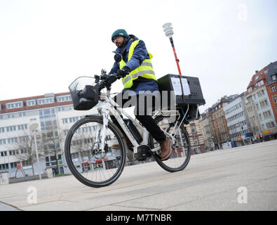 23 février 2018, l'Allemagne, Stuttgart : Abdul Samad Université de Stuttgart se déplace sur des vélos d'un euquipped avec une mesure de l'air sur la place Marienplatz. La recherche examine la façon dont les particules et les oxydes d'diseminate dans les aires urbaines et métropolitaines. Photo : afp/Weißbrod Bernd Banque D'Images