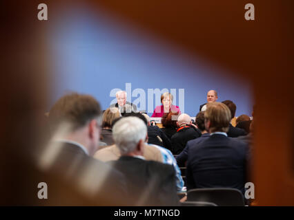 (180312) -- BERLIN, 12 mars 2018 (Xinhua) -- la Chancelière allemande et l'Union chrétienne-démocrate (CDU), Angela Merkel, leader (C, à l'arrière), des sociaux-démocrates allemands (SPD), Olaf Scholz (R, arrière) et l'Union chrétienne-sociale (CSU), Horst Seehofer leader (L'arrière), assister à une conférence de presse à Berlin, capitale de l'Allemagne, le 12 mars 2018. Les dirigeants de l'Union chrétienne-démocrate (CDU), Union chrétienne-sociale (CSU) et les Sociaux-démocrates allemands (SPD) a révélé les principales priorités de l'Allemagne de nouveau gouvernement fédéral le lundi. (Xinhua/Yuqi Shan) Banque D'Images