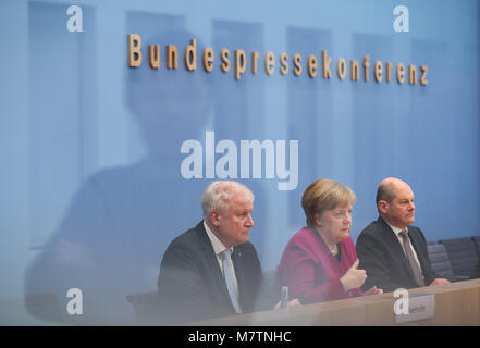 (180312) -- BERLIN, 12 mars 2018 (Xinhua) -- la Chancelière allemande et l'Union chrétienne-démocrate (CDU), Angela Merkel, leader (C), des sociaux-démocrates allemands (SPD), Olaf Scholz (R) et l'Union chrétienne-sociale (CSU), Horst Seehofer, chef d'assister à une conférence de presse à Berlin, capitale de l'Allemagne, le 12 mars 2018. Les dirigeants de l'Union chrétienne-démocrate (CDU), Union chrétienne-sociale (CSU) et les Sociaux-démocrates allemands (SPD) a révélé les principales priorités de l'Allemagne de nouveau gouvernement fédéral le lundi. (Xinhua/Yuqi Shan) Banque D'Images