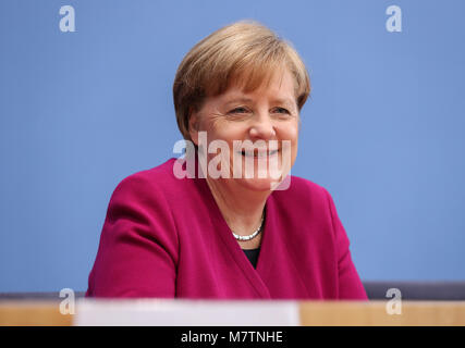 (180312) -- BERLIN, 12 mars 2018 (Xinhua) -- la Chancelière allemande et l'Union chrétienne-démocrate (CDU), Angela Merkel, leader assiste à une conférence de presse à Berlin, capitale de l'Allemagne, le 12 mars 2018. Les dirigeants de l'Union chrétienne-démocrate (CDU), Union chrétienne-sociale (CSU) et les Sociaux-démocrates allemands (SPD) a révélé les principales priorités de l'Allemagne de nouveau gouvernement fédéral le lundi. (Xinhua/Yuqi Shan) Banque D'Images