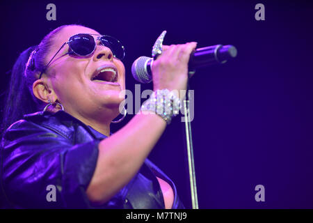 CORAL GABLES, FL - MARS 10 : Lisa Lisa effectue pendant le Super Freestyle Explosion à Watsco Center le 10 mars 2018 à Coral Gables, en Floride. Credit : MPI10 / MediaPunch Banque D'Images