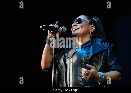 CORAL GABLES, FL - MARS 10 : Lisa Lisa effectue pendant le Super Freestyle Explosion à Watsco Center le 10 mars 2018 à Coral Gables, en Floride. Credit : MPI10 / MediaPunch Banque D'Images