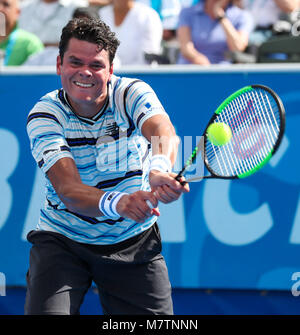 20 février 2018 : Milos Raonic, du Canada, de hits un revers contre Taro Daniel, depuis le Japon, au cours de l'Open ATP de Delray Beach 2018 Tournoi de tennis professionnel, joué au stade de Delray Beach & Tennis Center à Delray Beach, Florida, USA. Milos Raonic a remporté 6-1, 7-5. Mario Houben/CSM Banque D'Images