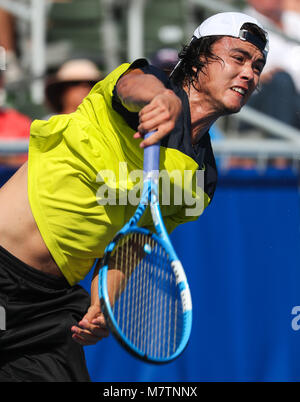 20 février 2018 : Taro Daniel, depuis le Japon, sert contre Milos Raonic, du Canada, au cours de l'Open ATP de Delray Beach 2018 Tournoi de tennis professionnel, joué au stade de Delray Beach & Tennis Center à Delray Beach, Florida, USA. Milos Raonic a remporté 6-1, 7-5. Mario Houben/CSM Banque D'Images