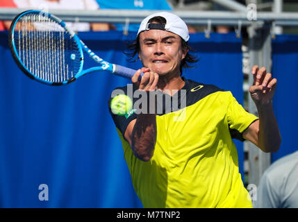 20 février 2018 : Taro Daniel, depuis le Japon, frappe un coup droit contre Milos Raonic, du Canada, au cours de l'Open ATP de Delray Beach 2018 Tournoi de tennis professionnel, joué au stade de Delray Beach & Tennis Center à Delray Beach, Florida, USA. Milos Raonic a remporté 6-1, 7-5. Mario Houben/CSM Banque D'Images