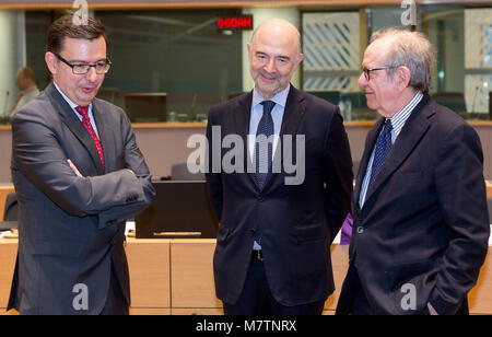 (180312) -- Bruxelles, le 12 mars 2018 (Xinhua) -- l'espagnol l'économie, de l'industrie et la compétitivité Ministre Escolano Romain (L), Commissaire européen aux affaires économiques et financières, fiscalité et Pierre Moscovici (C) et le ministre des Finances italien, Pier Carlo Padoan parler avant une réunion des ministres des finances de l'Eurogroupe à Bruxelles, Belgique, le 12 mars 2018. Le Président de l'Eurogroupe, a déclaré lundi que Mario Centeno le fonds de sauvetage de la zone euro devrait verser la prochaine tranche, d'une valeur de 5,7 milliards d'euros (7,03 milliards de dollars), de la Grèce dans la deuxième moitié de mars. (Xinhua/Thierry Monass) Banque D'Images