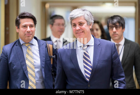 (180312) -- Bruxelles, le 12 mars 2018 (Xinhua) -- Le Président de l'Eurogroupe et ministre portugais des finances Mario Centeno (R) avant, arrive à la réunion des ministres des finances de l'Eurogroupe à Bruxelles, Belgique, le 12 mars 2018. Le Président de l'Eurogroupe, a déclaré lundi que Mario Centeno le fonds de sauvetage de la zone euro devrait verser la prochaine tranche, d'une valeur de 5,7 milliards d'euros (7,03 milliards de dollars), de la Grèce dans la deuxième moitié de mars. (Xinhua/Thierry Monass) Banque D'Images