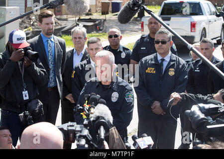 Le chef de la police intérimaire Austin Brian Manley parle aux médias dans un quartier East Austin où un troisième paquet bombe a explosé lundi que gravement blessé une femme âgée. L'incident faisait suite à l'explosif il y a deux semaines et plus tôt lundi, qui a tué deux personnes. Banque D'Images