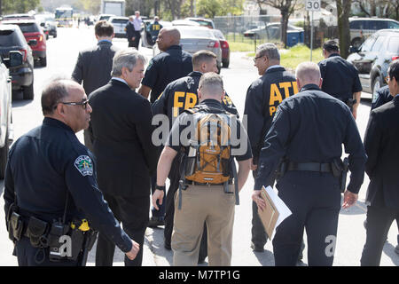 Des agents du FBI et du Bureau of Alcohol, Tobacco and Firearms (ATF) à pied dans un quartier résidentiel au Austin où un colis piégé a explosé Lundi, blessant une vieille Austin résident. L'incident faisait suite à l'explosif il y a deux semaines et plus tôt lundi, qui a tué deux personnes et blessé un autre. Banque D'Images