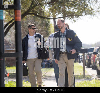 Des agents du FBI et du Bureau of Alcohol, Tobacco and Firearms (ATF) à pied dans un quartier résidentiel au Austin où un colis piégé a explosé Lundi, blessant une vieille Austin résident. L'incident faisait suite à l'explosif il y a deux semaines et plus tôt lundi, qui a tué deux personnes et blessé un autre. Banque D'Images