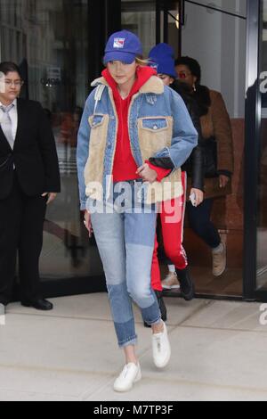 New York, USA. 12Th Mar, 2018. Gigi Hadid vu à New York le 12 mars 2018. Credit : DC/MediaPunch MediaPunch Crédit : Inc/Alamy Live News Banque D'Images