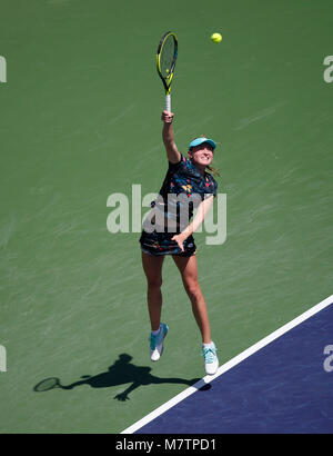 Indian Wells, en Californie, USA. 12 mars, 2018. 12 mars 2018 Sanovich Aliaksandra (BLR) sert contre Caroline Wozniacki (DEN) au cours de la BNP Paribas Open à Indian Wells le jardin Tennis à Indian Wells, CA. Charles Baus/CSM Crédit : Cal Sport Media/Alamy Live News Banque D'Images