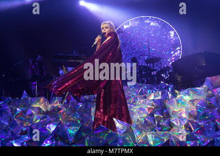 Londres, Royaume-Uni. 12Th Mar, 2018. Paloma Faith préformage au Brighton Centre portant une robe rouge cat-suit le 12 mars 2018, Londres. L'Angleterre. Crédit : Jason Richardson/Alamy Live News Banque D'Images