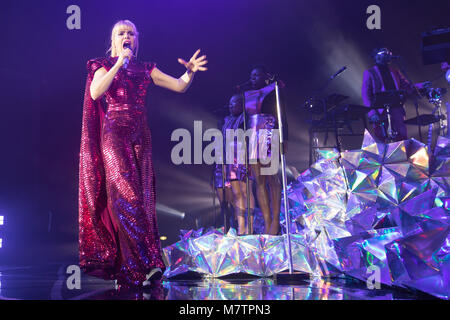 Londres, Royaume-Uni. 12Th Mar, 2018. Paloma Faith préformage au Brighton Centre portant une robe rouge cat-suit le 12 mars 2018, Londres. L'Angleterre. Crédit : Jason Richardson/Alamy Live News Banque D'Images