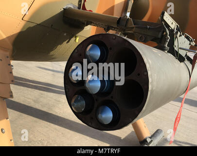 18 février 2018, l'Afghanistan, Kandahar : membre de l'Afghan Air Force fournit un hélicoptère MD-530 avec des roquettes. L'armée de l'air est chargé de faire pression sur le groupe radical taliban dans le pays. Photo : afp/Christine-Felice Medno Banque D'Images