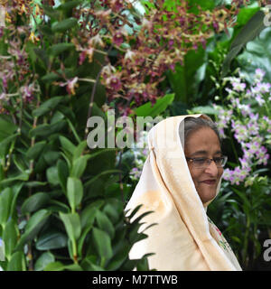 (180313) -- SINGAPOUR, 13 mars 2018 (Xinhua) -- Le Premier Ministre du Bangladesh Sheikh Hasina se trouve à côté orchidées nommée en son honneur au Singapore's National Orchid Garden, 13 mars 2018. (Xinhua/puis Chih Wey) (jmmn) Banque D'Images