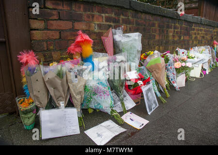 Frêne épineux, Liverpool, Royaume-Uni. 13 mars, 2018. Tributs floraux continuent d'être placés à l'extérieur de Ken Dodds Liverpool accueil comme des habitants de la ville l'honneur d'un grand comédien. Fleurs et plumeaux, bâtons (coutil) ont été placés à l'extérieur de la chambre dans une longue ligne le long du mur qui borde la propriété. Sir Ken Dodd est décédé à l'âge de 90 ans, avec des hommages du monde entier affluent pour l'humoriste. /AlamyLiveNews MediaWorldImages de crédit. Banque D'Images