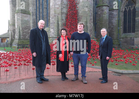 Cathédrale de Hereford - Mardi 13 mars 2018 - sculpture du coquelicot emblématique fenêtre pleurant par l'artiste Paul Cummins et designer Tom Piper ouvre à la Cathédrale de Hereford, dans le cadre de la dernière année de la Première Guerre mondiale 14-18 maintenant centenaire art project. De gauche à droite le doyen de Hereford, Jenny Waldman directrice de 14-18 Maintenant, l'artiste Paul Cummins et Mike Smart de Herefordshire Conseil - Photo Steven Mai / Alamy Live News Banque D'Images