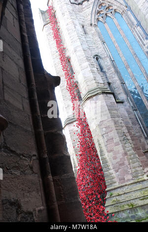 Cathédrale de Hereford - Mars 2018 - art sculpture Pavot Fenêtre pleurant par l'artiste Paul Cummins et designer Tom Piper est ouverte à la Cathédrale de Hereford, dans le cadre de la dernière année de la Première Guerre mondiale 14-18 maintenant centenaire art project. Près de 6 000 coquelicots en céramique individuels découlent d'une fenêtre du haut vers le bas à la terre. L'exposition sera à la Cathédrale de Hereford au 29 avril 2018. Photo Steven Mai / Alamy Live News Banque D'Images