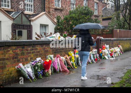 Notty Ash, Liverpool, Royaume-Uni. 13 mars, 2018. Tributs floraux continuent d'être placés à l'extérieur de Ken Dodds Liverpool accueil comme des habitants de la ville l'honneur d'un grand comédien. Fleurs et plumeaux, bâtons (coutil) ont été placés à l'extérieur de la chambre dans une longue ligne le long du mur qui borde la propriété. Sir Ken Dodd est décédé à l'âge de 90 ans, avec des hommages du monde entier affluent pour l'humoriste. /AlamyLiveNews MediaWorldImages de crédit. Banque D'Images