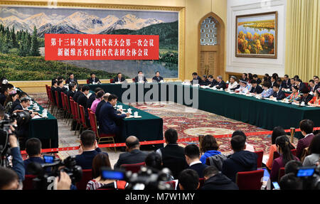 (180313) -- BEIJING, 13 mars 2018 (Xinhua) -- Photo prise le 13 mars 2018 montre la scène d'une séance plénière des députés de la région autonome du Xinjiang Uygur, lors de la première session de la 13e Congrès National du Peuple à Beijing, capitale de la Chine. La réunion est ouverte aux médias. (Xinhua/Liu Shandong) Banque D'Images