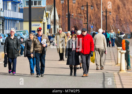 La ville de Sidmouth, Devon, UK. 13 mars 2018. Météo britannique. Les visiteurs et les résidents bénéficiant d'une promenade le long du front de mer de la station balnéaire de Sidmouth dans le Devon par une chaude après-midi de printemps ensoleillé. Crédit photo : Graham Hunt/Alamy Live News. Banque D'Images