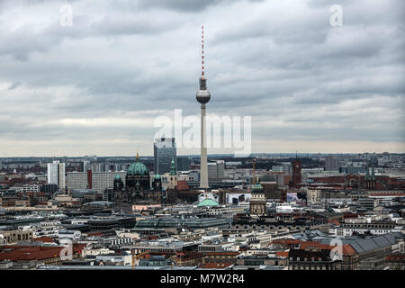 13 mars 2018, Allemagne, Berlin : de nombreux nuages couvrant le centre-ville de Berlin. La tour de télévision s'élève au-dessus des autres bâtiments. Photo : Paul Zinken/dpa/ZB Banque D'Images