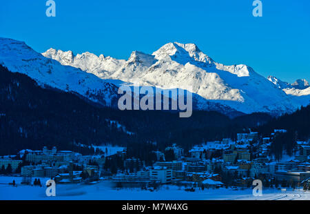 Lever du soleil sur les sommets enneigés Piz da la Margna se lever au-dessus de St.Moritz-Bad, Engadine, Grisons, Suisse Banque D'Images