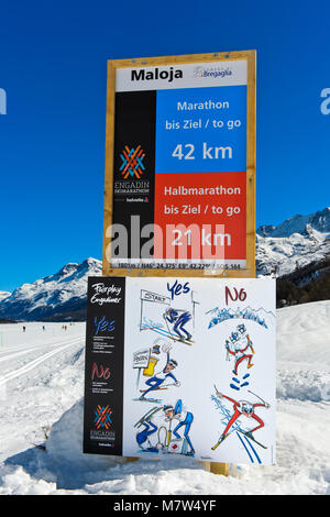 Panneau routier indiquant distance à terminer et règles du fair-play à l'Engadin Skimarathon, Maloja, Engadine, Grisons, Suisse Banque D'Images