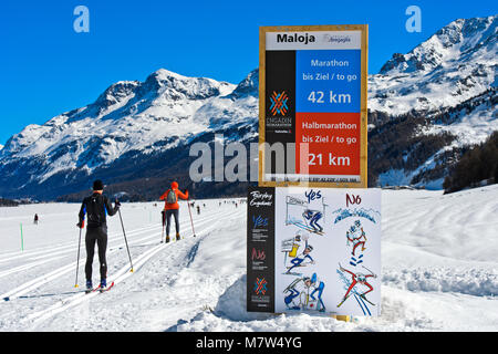 Panneau routier indiquant distance à terminer et règles du fair-play à l'Engadin Skimarathon, Maloja, Engadine, Grisons, Suisse Banque D'Images