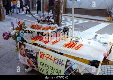 Séoul, Corée du Sud - 2 mars, 2018 : Fraise bois couverts de sucre fondu, des drones ou sans surveillance kiosque sur le petite remorque à Hongdae (Université Hongik Banque D'Images
