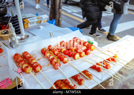 Séoul, Corée du Sud - 2 mars, 2018 : Fraise bois couverts de sucre fondu, des drones ou sans surveillance kiosque sur le petite remorque à Hongdae (Université Hongik Banque D'Images