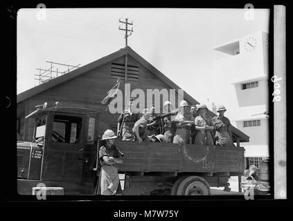 Les perturbations de la Palestine de 1936. Une escorte de convoi militaire sur un camion armé matpc LOC.18081 Banque D'Images