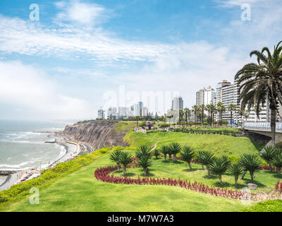 Vue de la Costa Verde côte le long de la quartier de Miraflores à Lima, Pérou Banque D'Images