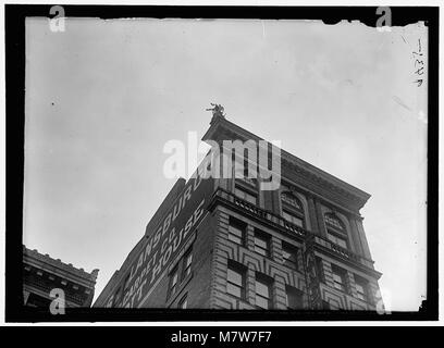 REYNOLDS, J., L'EXÉCUTION DE NUMÉROS D'ÉQUILIBRE ET ACROBATIQUE SUR LA HAUTE CORNICHE AU-DESSUS DE 9TH Street, N.W. Rcac2016868365 Banque D'Images