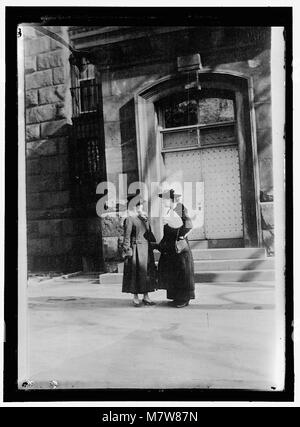 Photographie de deux suffragettes, défenseurs du droit de vote des femmes, pendant le mouvement pour le suffrage des femmes au début du XXe siècle. Banque D'Images
