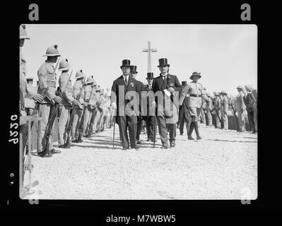 Cette image représente l'arrivée du lieutenant. Général Dill au cimetière des tombes de guerre pendant les troubles palestiniens de 1936. La photographie le montre avec le président et le vice-président de la Commission royale. Banque D'Images