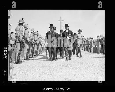 Les perturbations de la Palestine de 1936. L'arrivée à la cimetière des sépultures de guerre (c.-à-d., cimetière) de Lieut. Général Dill avec Président et Vice-président de la Commission royale. De gauche à droite- Rt. L'honorable Sir LOC.18233 matpc Banque D'Images