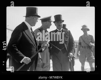 Les perturbations de la Palestine de 1936. Les membres de la Commission royale de quitter le Cimetière des sépultures de guerre (c.-à-d., cimetière). Rt. L'honorable Sir Horace Rumbold (gauche) Lord Peel (droite) (le mont Scopus) LOC.18234 matpc Banque D'Images