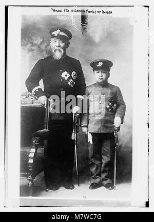 Une photographie historique du prince Ito et du prince héritier de Corée, capturant leur rôle dans la politique coréenne et la relation avec le Japon au début du XXe siècle. Banque D'Images